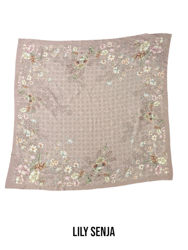 Hijab Segiempat Motif Lily Senja - Image 22