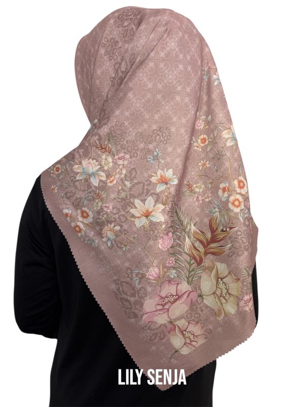 Hijab Segiempat Motif Lily Senja - Image 20