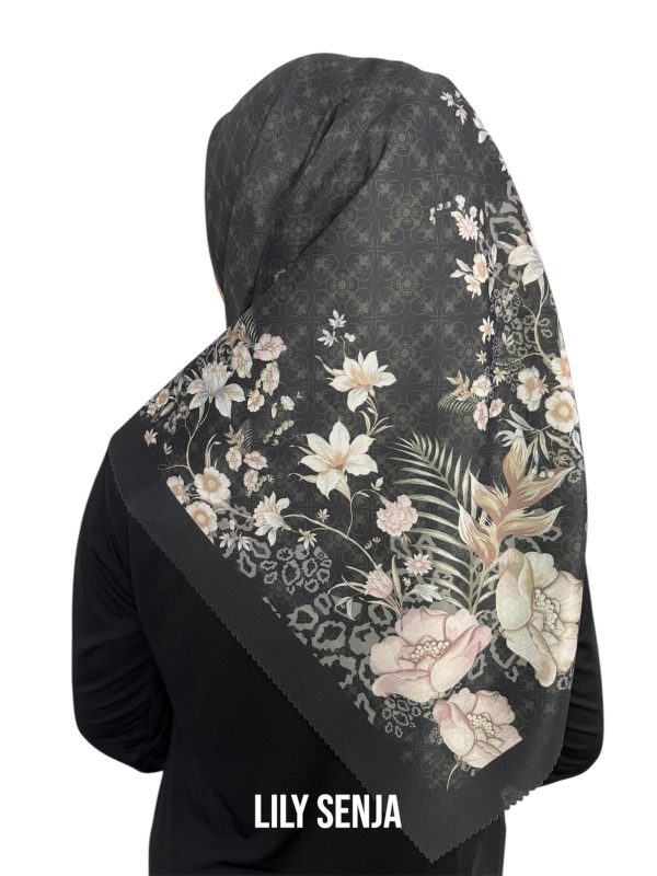 Hijab Segiempat Motif Lily Senja - Image 11