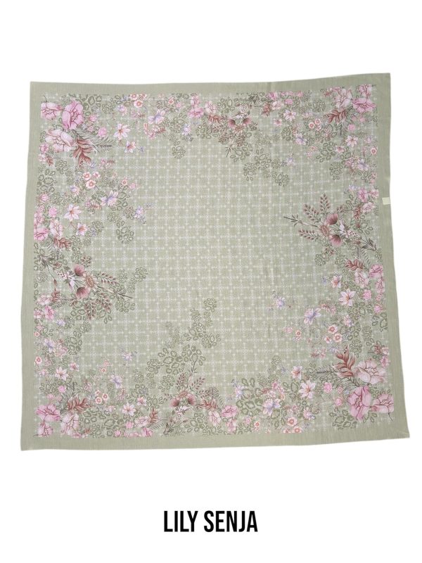 Hijab Segiempat Motif Lily Senja - Image 10