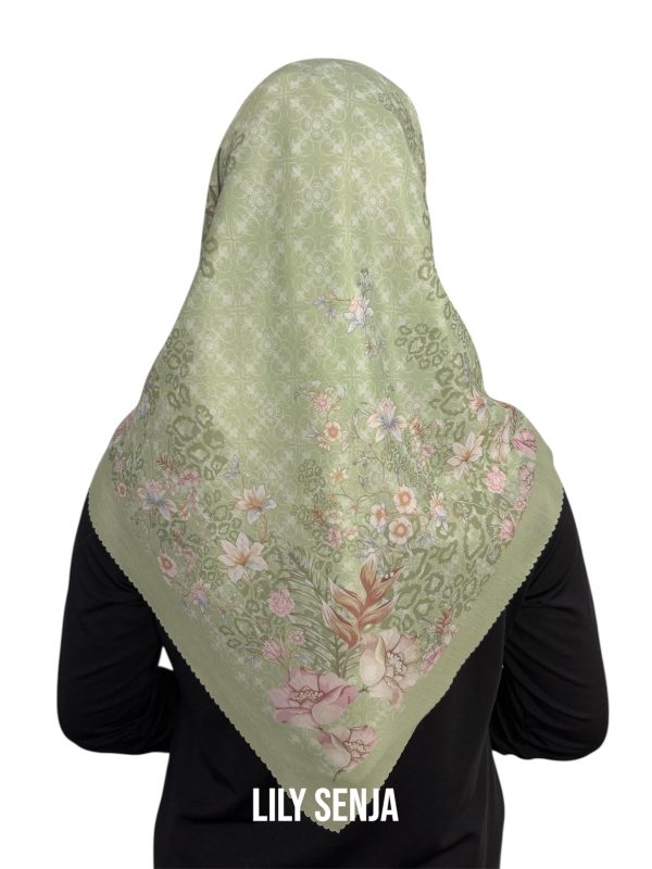 Hijab Segiempat Motif Lily Senja - Image 9