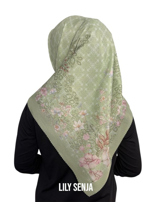 Hijab Segiempat Motif Lily Senja - Image 8