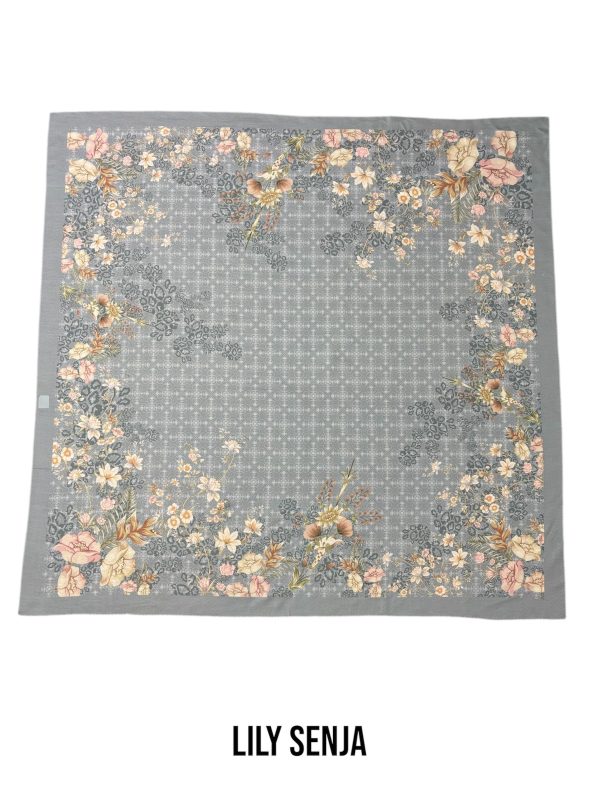 Hijab Segiempat Motif Lily Senja - Image 19