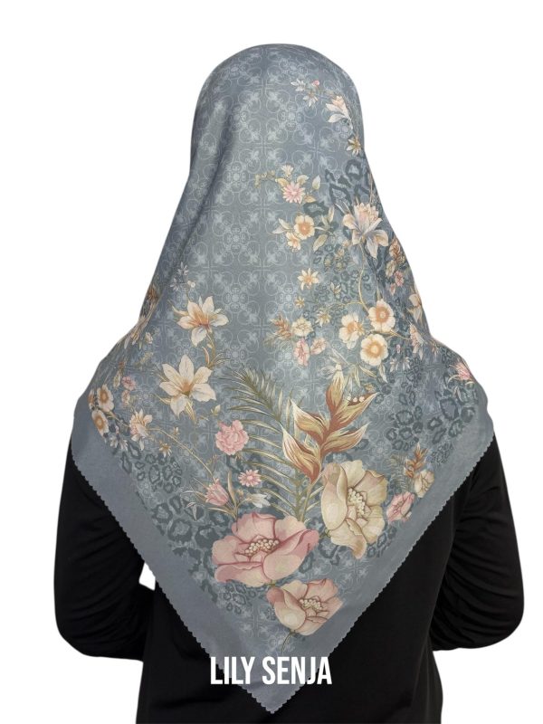 Hijab Segiempat Motif Lily Senja - Image 18