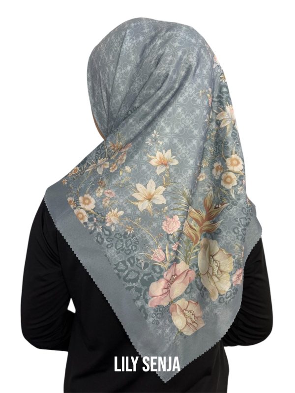 Hijab Segiempat Motif Lily Senja - Image 17