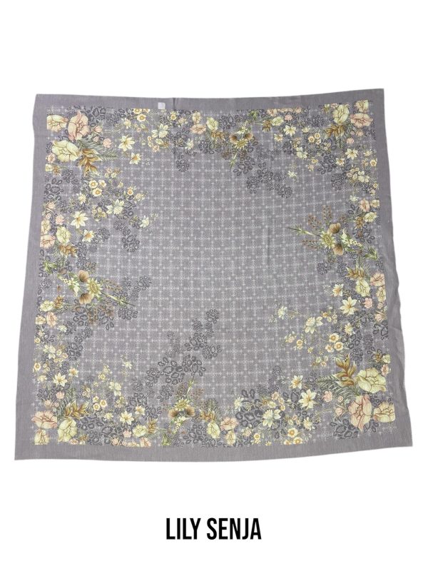 Hijab Segiempat Motif Lily Senja - Image 16