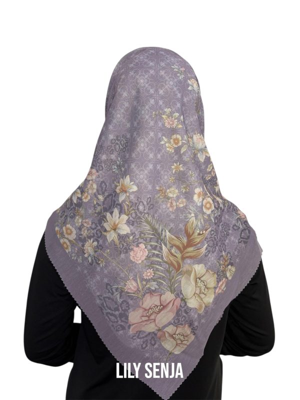 Hijab Segiempat Motif Lily Senja - Image 15