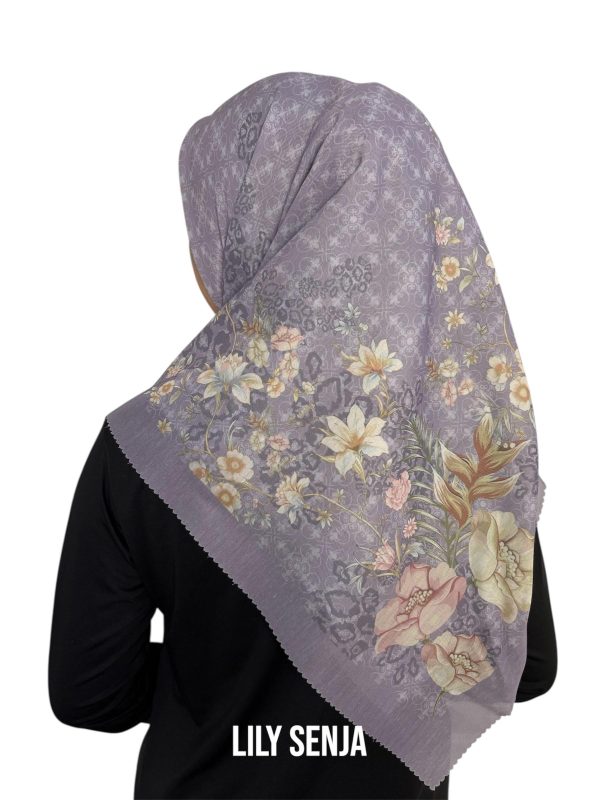 Hijab Segiempat Motif Lily Senja - Image 14