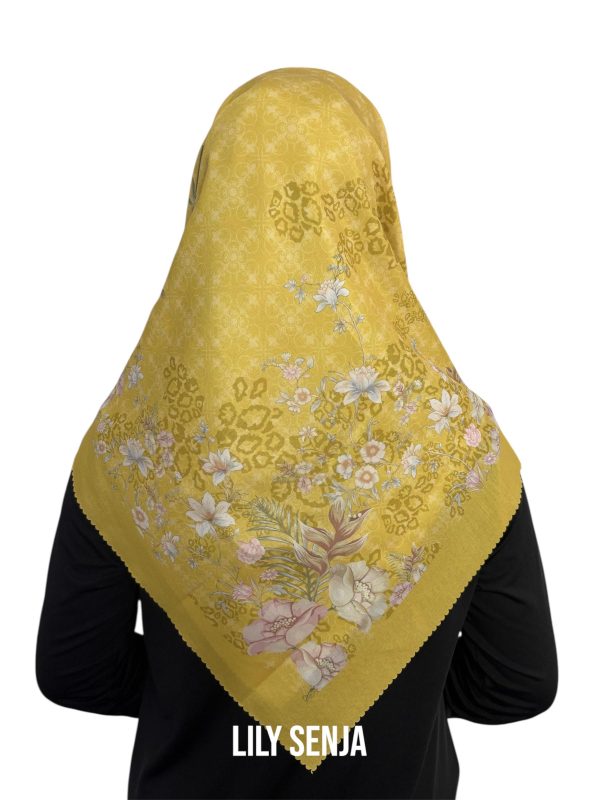 Hijab Segiempat Motif Lily Senja