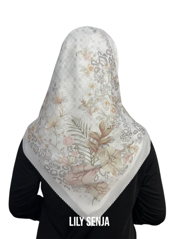 Hijab Segiempat Motif Lily Senja - Image 6
