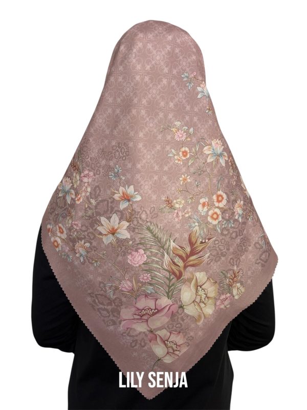 Hijab Segiempat Motif Lily Senja - Image 21