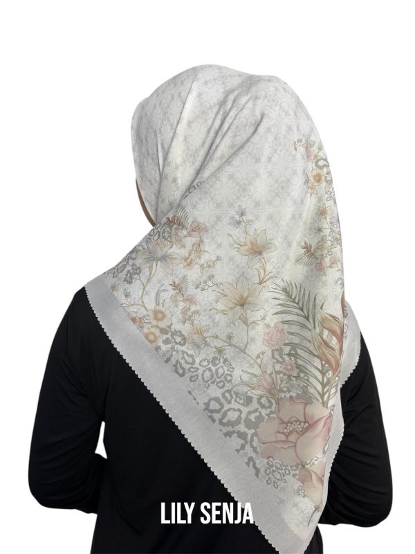 Hijab Segiempat Motif Lily Senja - Image 5