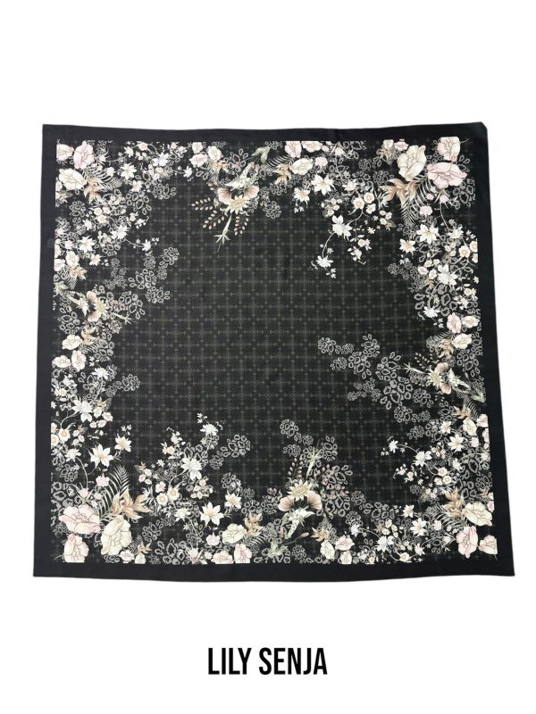 Hijab Segiempat Motif Lily Senja - Image 13