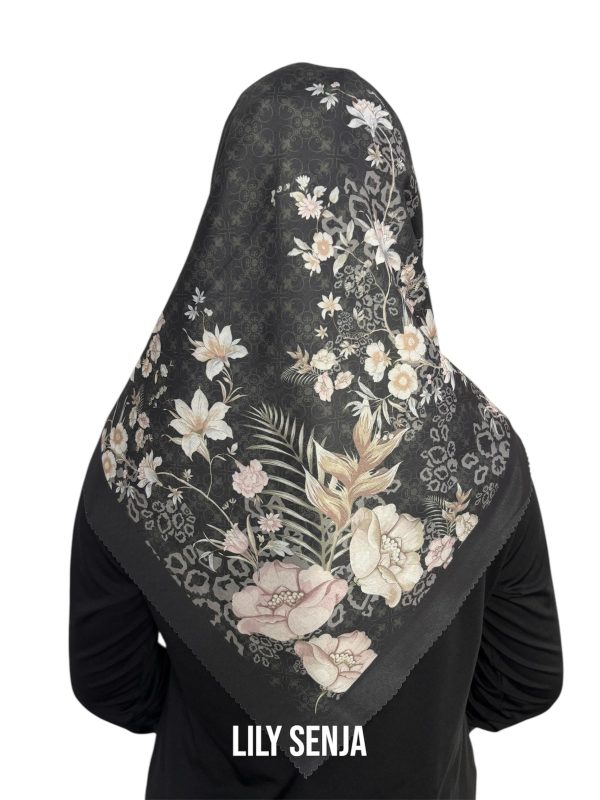 Hijab Segiempat Motif Lily Senja - Image 12