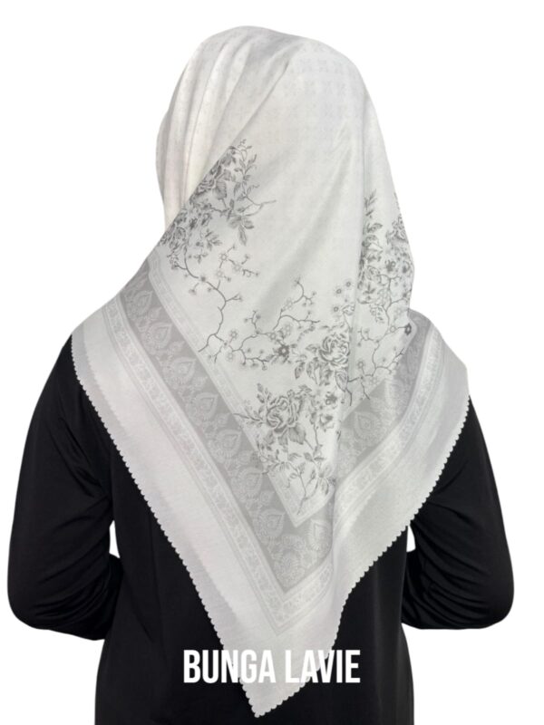Hijab Segiempat Motif Bunga Lavie - Image 17