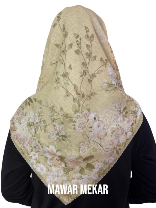 Hijab Segiempat Motif Mawar Mekar - Image 3