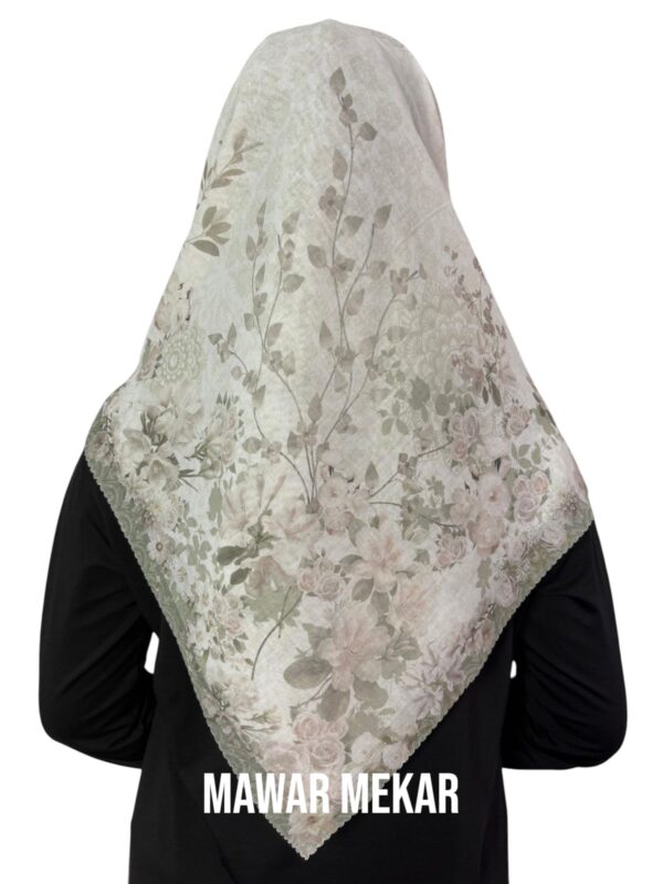 Hijab Segiempat Motif Mawar Mekar - Image 18