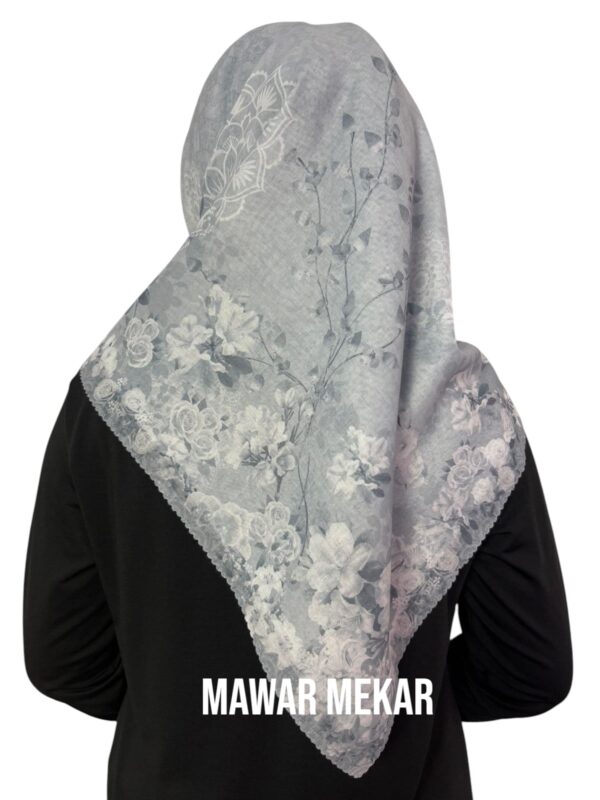 Hijab Segiempat Motif Mawar Mekar - Image 8