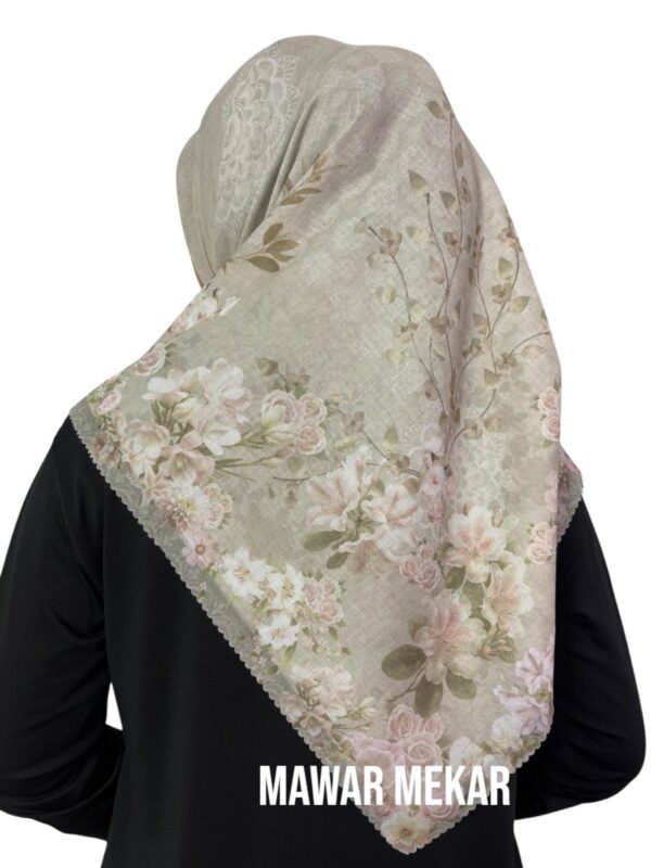 Hijab Segiempat Motif Mawar Mekar - Image 14