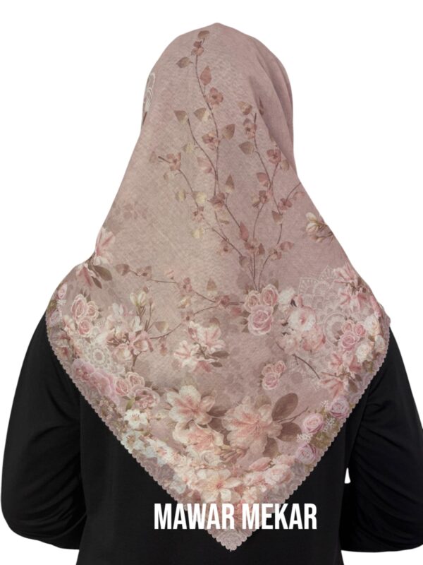 Hijab Segiempat Motif Mawar Mekar