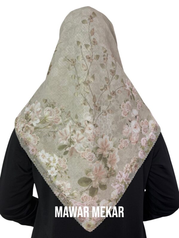 Hijab Segiempat Motif Mawar Mekar - Image 15